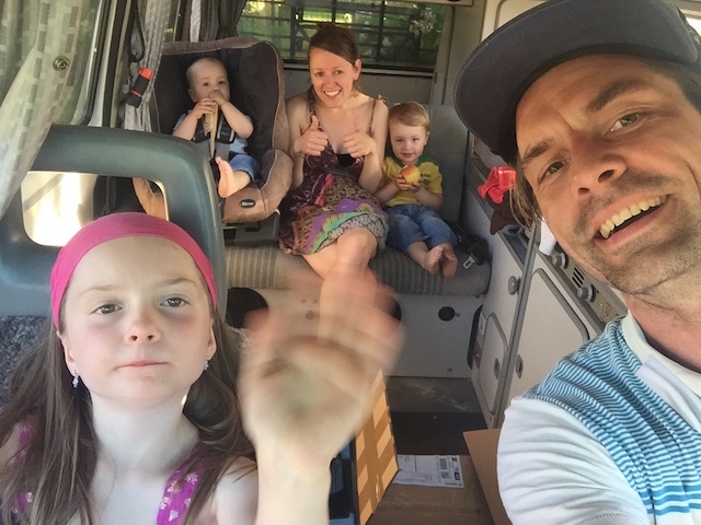 BusChecker und Familie im VW Bus