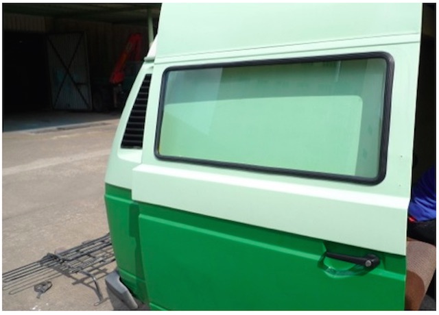 T3 Postbus Fenster in der Schiebetür aussen, ordentlich verarbeitet bei