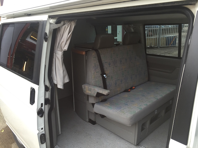 VW Bus T4 California Exclusiv Blick auf Sitzbank hinten durch Schiebetür