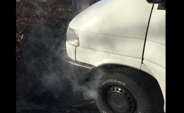 VW Bus raucht aus Kotfluegel links