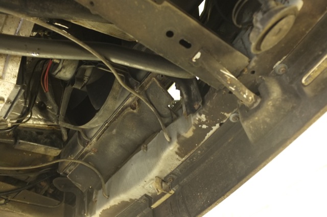 defektes Luftleitblech VW Bus T3 Anblick von unten vorm Reserverad