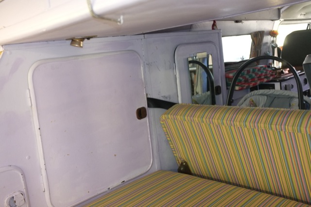 VW Bus T3 Camper Gurt durch Wandschrank hinten legen 