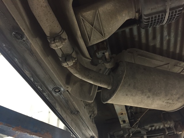 VW Bus T4 Unterboden auf der Seite Auspuffanlage Mittelschalldämpfer sehr gut erhalten