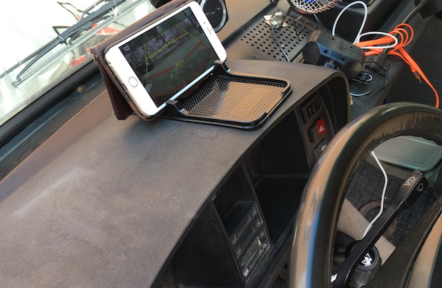 Halter Smartphone per rutschfester Unterlage im VW Bus T3
