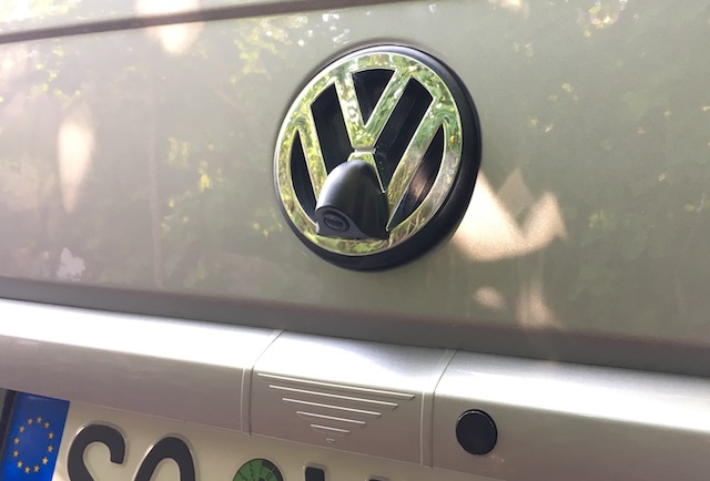 Rueckfahrhilfe VW Bus nachruesten im VW Zeichen Nahaufnahme