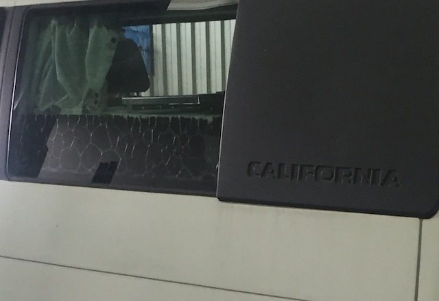 VW Bus California Exclusiv abblätternde Farbe hinter Kühlschrankentlüftung vorher