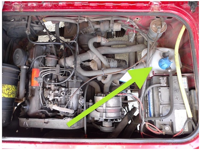 VW Bus T3 Kühlmittelhauptbehälter im Motorraum rechts vor der Batterie beim Dieselmotor