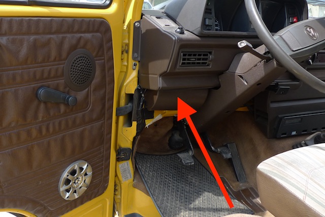 VW Bus T3 Scheibenrahmen von Innen auf Rost oder Ausbesserungen überprüfen Seite Sicherungskasten