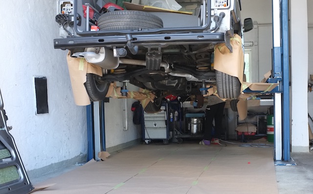 Vorbereitungen zur VW Bus Konservierung Werkstattboden gegen Tropfmengen sichern