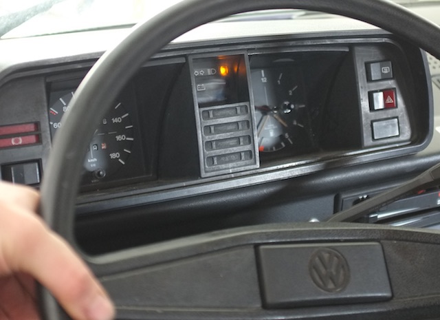 gelbe Fernlichkontrolle im VW Bus T3 bis 1984