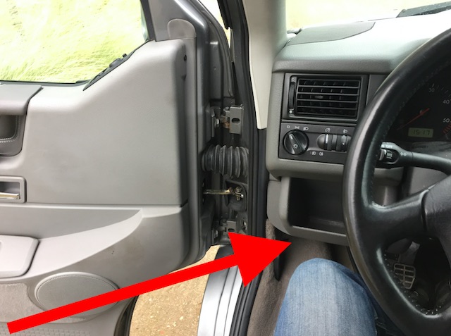 Datenaufkleber unterm Sicherungskasten im VW Bus T4