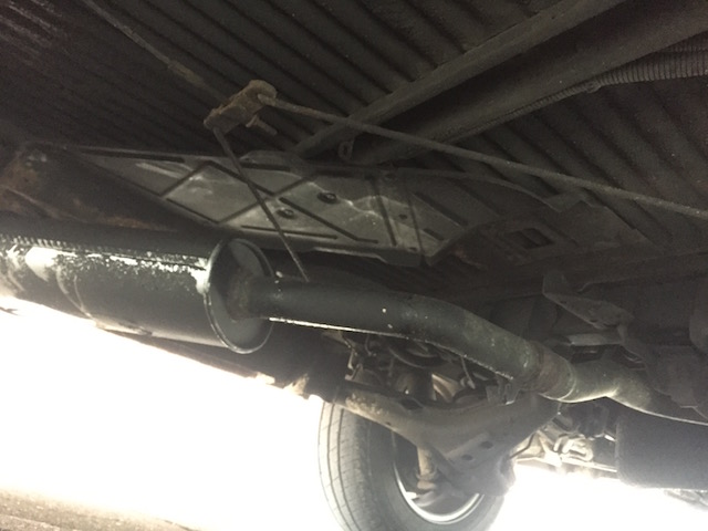 VW Bus Unterboden Oelfeucht druch undichte Oelfilteraufnahme