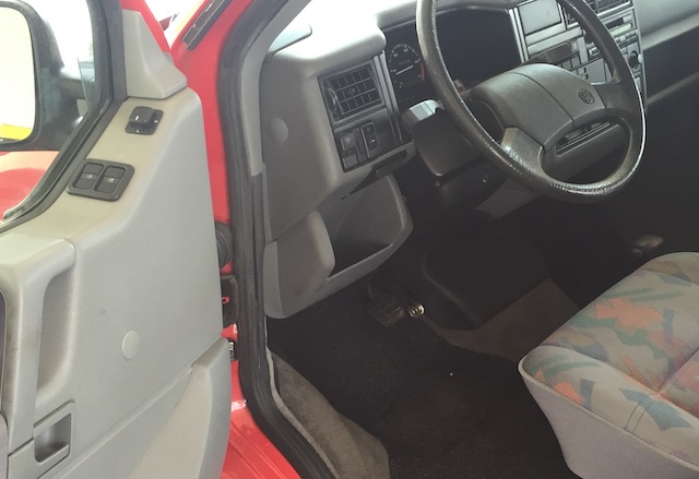 Blick durch Fahrertuere auf Fahrersitz VW Bus T4 erste Serie Automatik