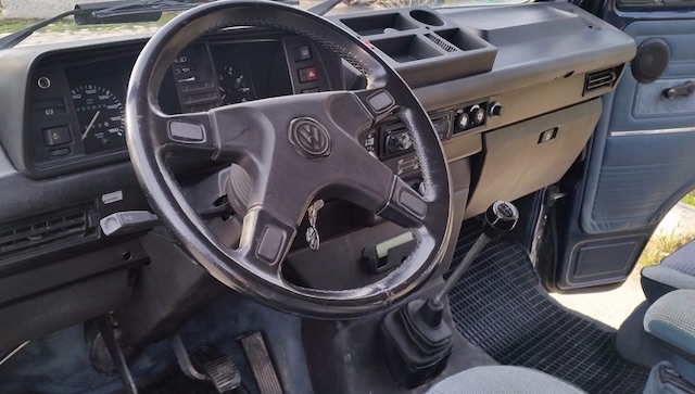 VW Bus T3 Syncro Boxer Benziner mit Klimaanlage Blick auf das Lenkrad