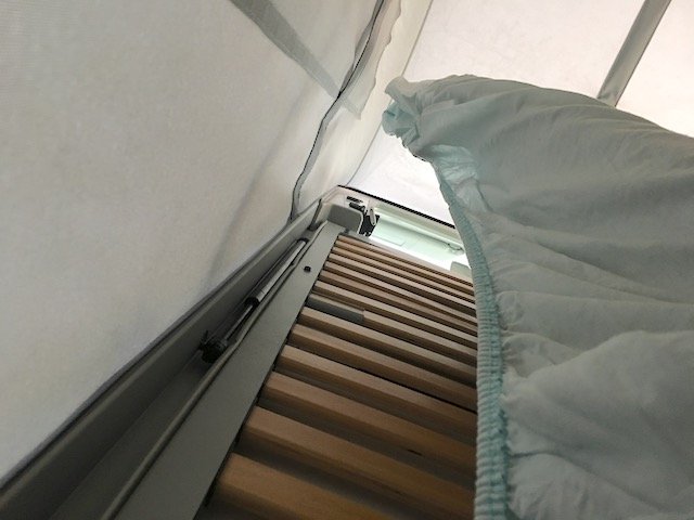 T6 KlappDach Camper mit Lattenrost Bett im Dach