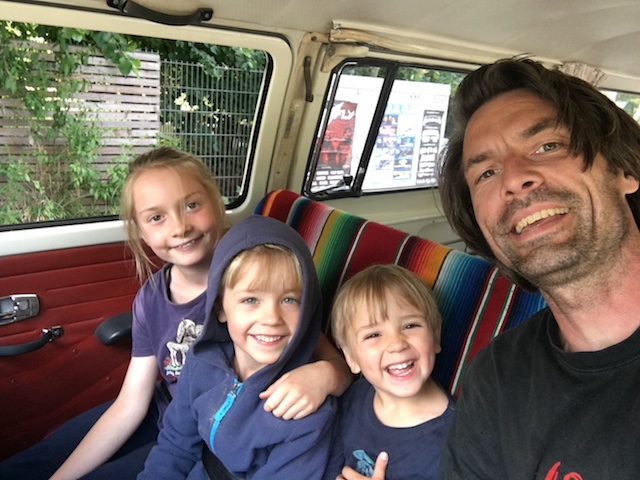 VW Bus Checker und seine Kinder August 2018