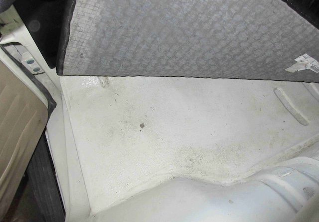 VW Bus T2 Fussraum unter Bodenmatte Gummi prüfen