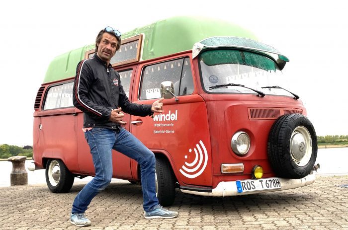 VW Bus Spezialist BusChecker Enrico Nagy fährt privat Hippi Bus T2