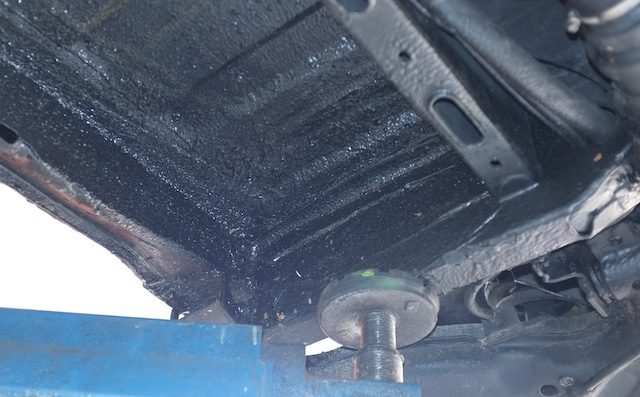 VW Bus T3 Unterboden Blender frisch schwarz drüber gesprüht