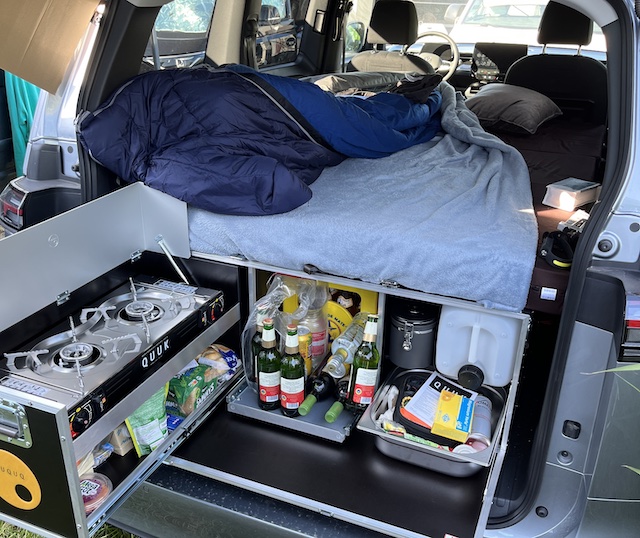 einstellbox mit Bett Staufächer im Transporter Urlaub